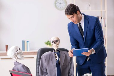 Patron ve iskeletlerle tuhaf bir iş görüşmesi.