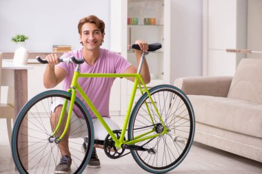 Üniversiteye bisikletle giden öğrenci