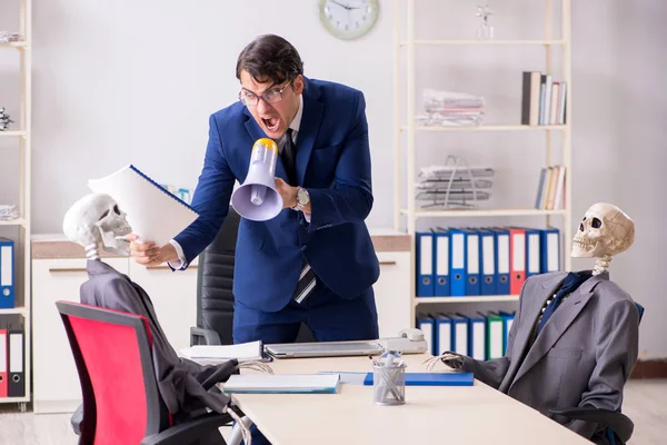 Patron ve iskeletlerle tuhaf bir iş görüşmesi.