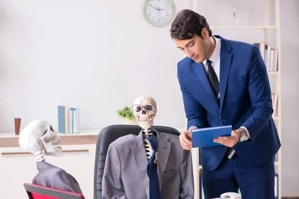 Vicces üzleti találkozó a főnökkel és a csontvázakkal. — Stock Fotó