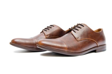 Kahverengi ayakkabılar beyaz arkaplanda izole edilmiş