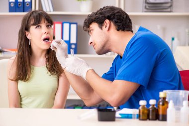 Doktor Kliniği hastanede tükürük test örneği alma