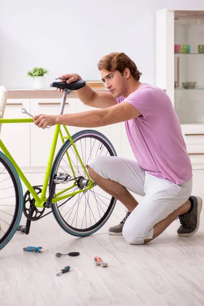 Man repareert zijn kapotte fiets — Stockfoto