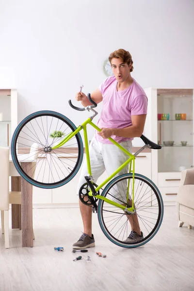 Hombre reparando su bicicleta rota — Foto de Stock