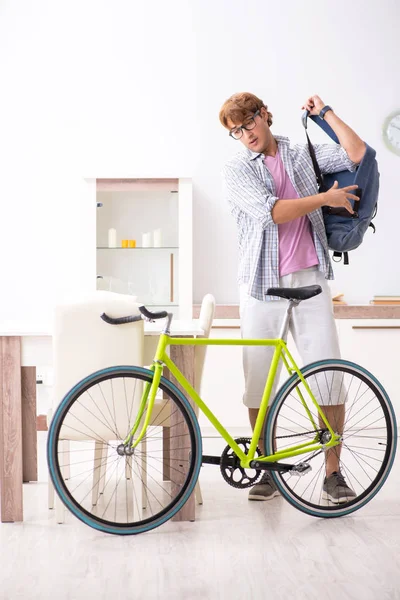 Estudiante viajando a la universidad usando el ciclo —  Fotos de Stock