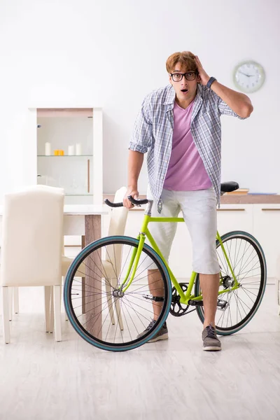 Studerande pendlar till universitetet med cykel — Stockfoto