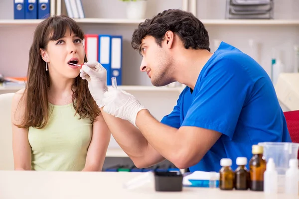 Médecin obtenir un échantillon de test de salive à l'hôpital clinique — Photo