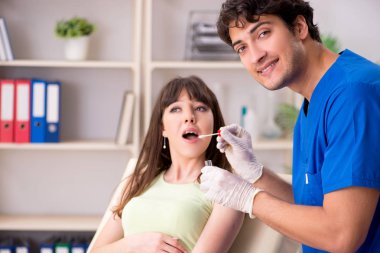 Doktor Kliniği hastanede tükürük test örneği alma