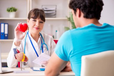 Genç hasta, doktor kardiyoloğu ziyaret ediyor. 