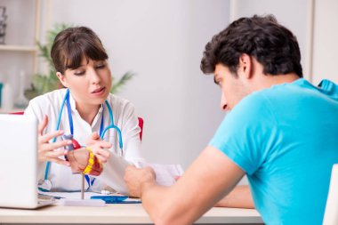 Genç hasta, doktor kardiyoloğu ziyaret ediyor. 