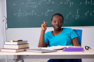 Kara tahta önünde siyah kız öğrenci  
