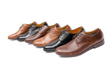 Beyaz arka plan üzerinde izole ayakkabı seçimi