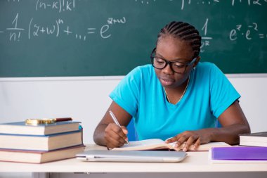 Kara tahta önünde siyah kız öğrenci  