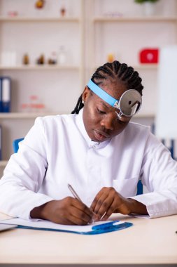 Siyah kadın doktor Kliniği'nde çalışan 