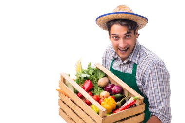 Beyaz arka planda taze ürünleri olan genç çiftçi.