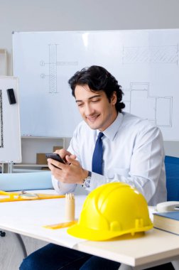 Projede çalışan genç yakışıklı mimar 