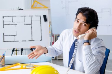 Projede çalışan genç yakışıklı mimar 