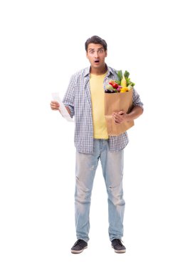 Bakkal alışverişi yapan genç bir adam.