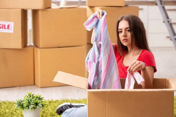 Jovem bela mulher se movendo para novo apartamento — Fotografia de Stock