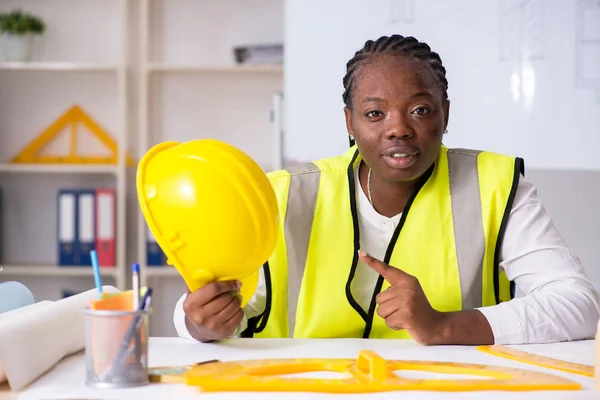 Jovem arquiteto negro trabalhando no projeto — Fotografia de Stock