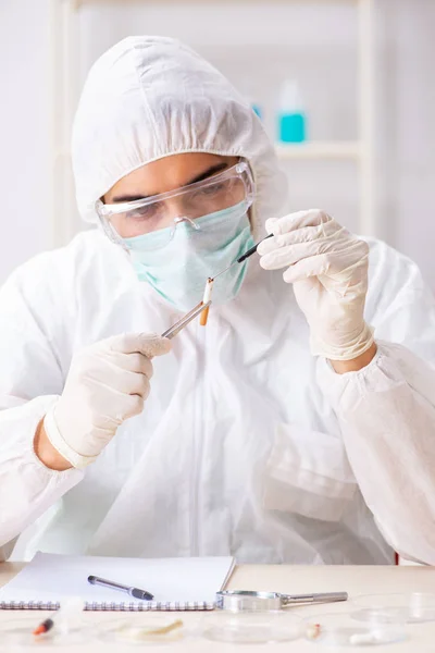 Joven criminólogo experto trabajando en el laboratorio — Foto de Stock