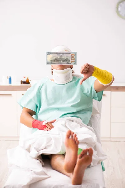 Young injured man staying in the hospital — Stock Photo, Image