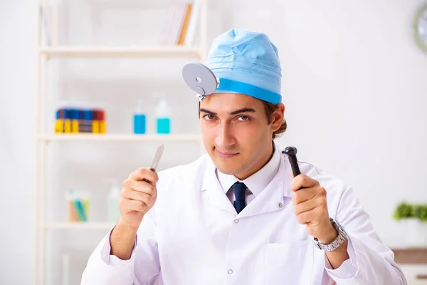 Junger männlicher HNO-Arzt arbeitet im Krankenhaus — Stockfoto