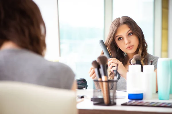 Mujer joven en el salón de belleza — Foto de Stock