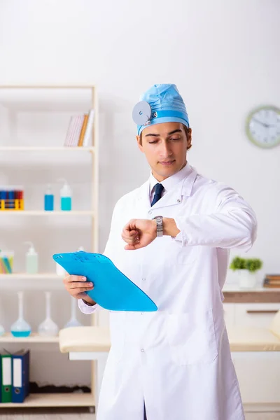 Jeune homme médecin otolaryngologue travaillant à l'hôpital — Photo