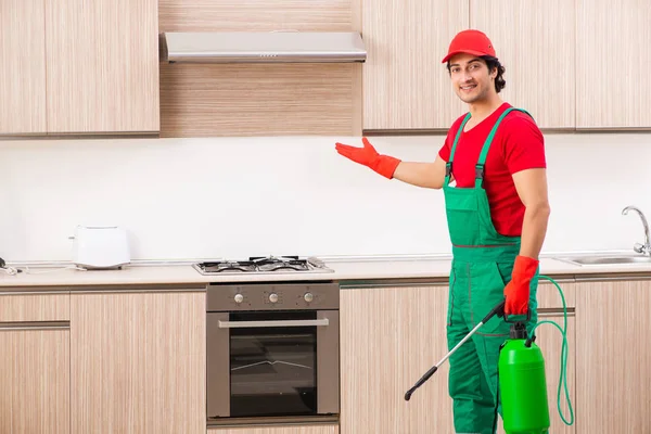 Professioneller Bauunternehmer erledigt Schädlingsbekämpfung in der Küche — Stockfoto