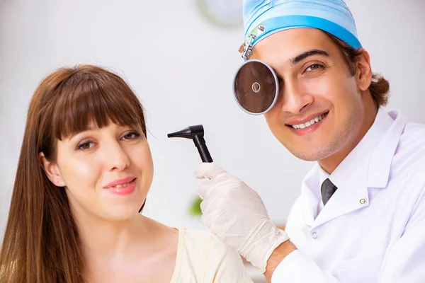 Junge Frau besucht männlichen Arzt HNO-Arzt — Stockfoto