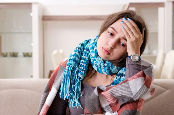 Malata giovane donna che soffre a casa — Foto Stock