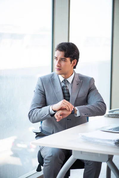 Jovem empresário de sucesso que trabalha no escritório — Fotografia de Stock