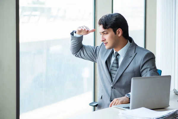 Jovem empresário de sucesso que trabalha no escritório — Fotografia de Stock