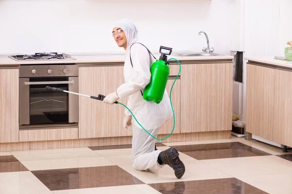 Profesjonalny wykonawca robi szkodników w kuchni — Zdjęcie stockowe