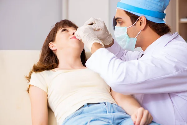 Jovem Mulher Visting Masculino Médico Otorrinolaringologista — Fotografia de Stock