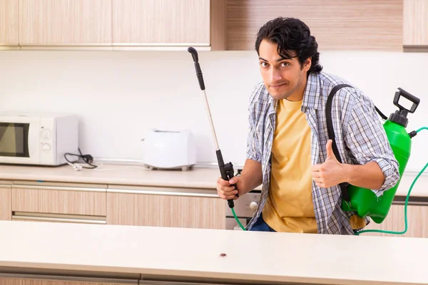 Contratante profissional fazendo controle de pragas na cozinha — Fotografia de Stock