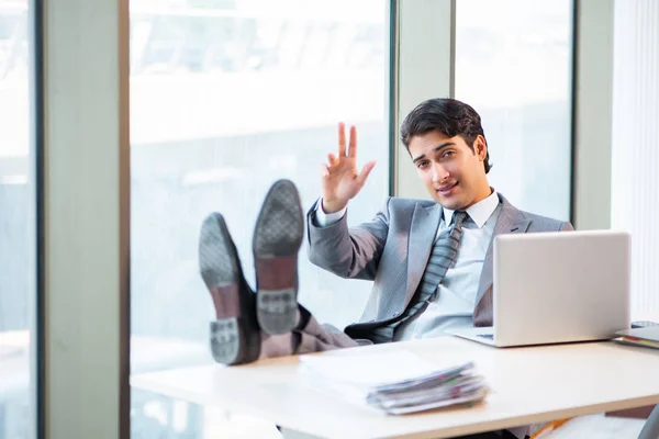 Jovem empresário de sucesso que trabalha no escritório — Fotografia de Stock