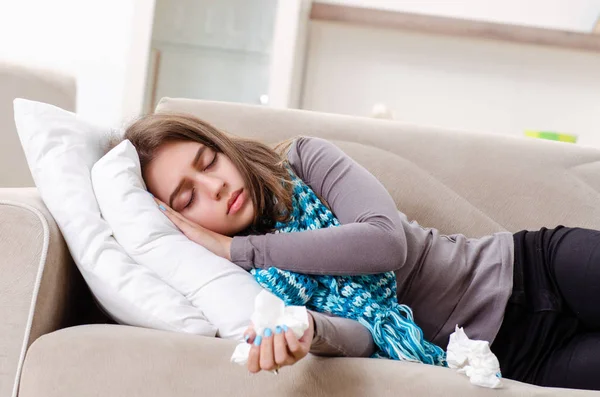 Kranke junge Frau leidet zu Hause — Stockfoto