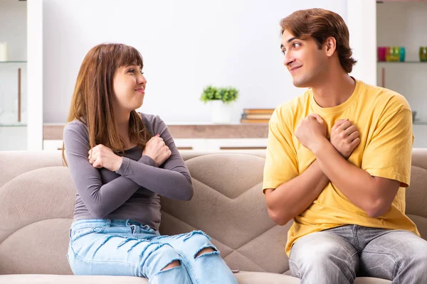 Mujer y hombre aprendiendo lenguaje de señas — Foto de Stock