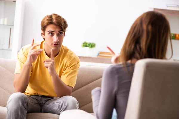 Mujer y hombre aprendiendo lenguaje de señas — Foto de Stock