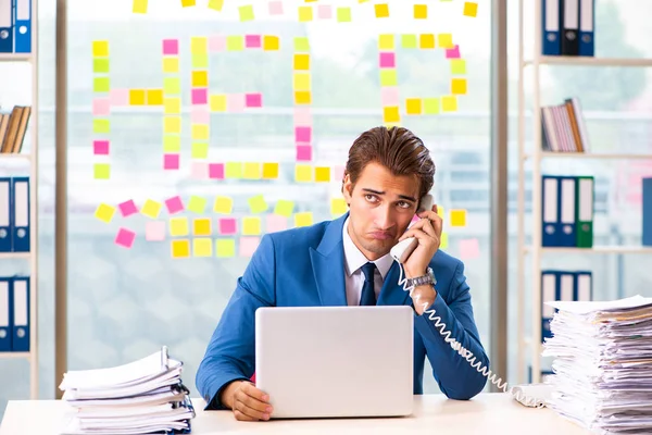 Geschäftiger Geschäftsmann, der im Büro arbeitet — Stockfoto