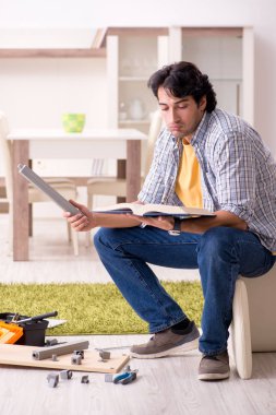 Yakışıklı delikanlı sandalye evde tamir 