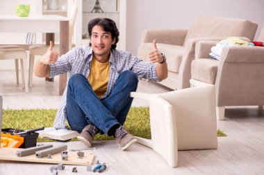 Yakışıklı delikanlı sandalye evde tamir 