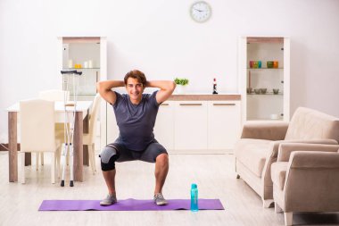 Adam diz yaralanma kurtarma için egzersiz