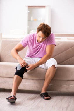 Yaralı Diz evde kurtarma ile genç adam