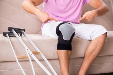 Yaralı Diz evde kurtarma ile genç adam