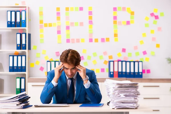 Jovem trabalhador que sofre de excesso de trabalho — Fotografia de Stock