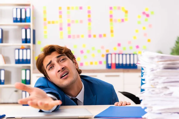 Jovem trabalhador que sofre de excesso de trabalho — Fotografia de Stock