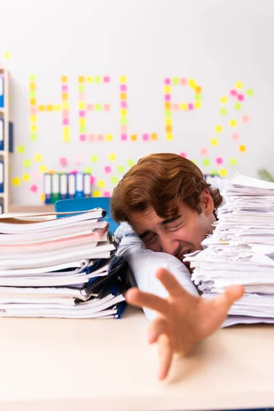 Giovane dipendente che soffre di lavoro eccessivo — Foto Stock